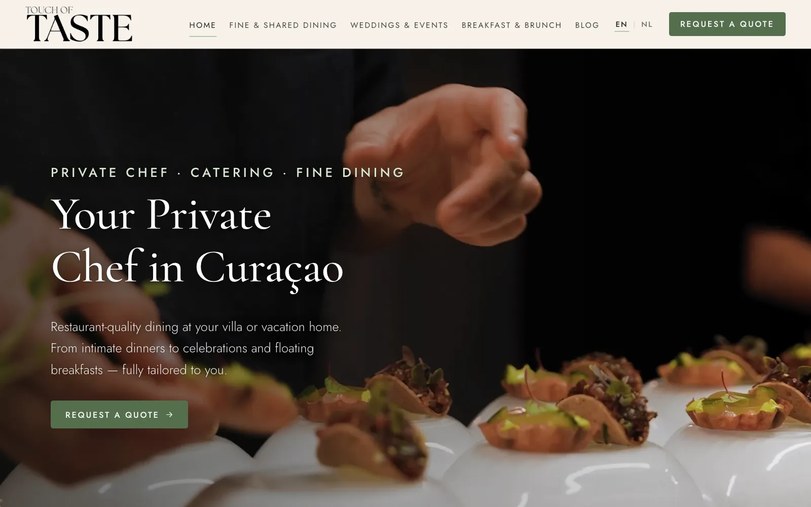 Homepage van Touch of Taste Culinary: de kop 'Your Private Chef in Curaçao' over een close-up van een hand die kleine hapjes afmaakt, met een knop om een offerte aan te vragen.